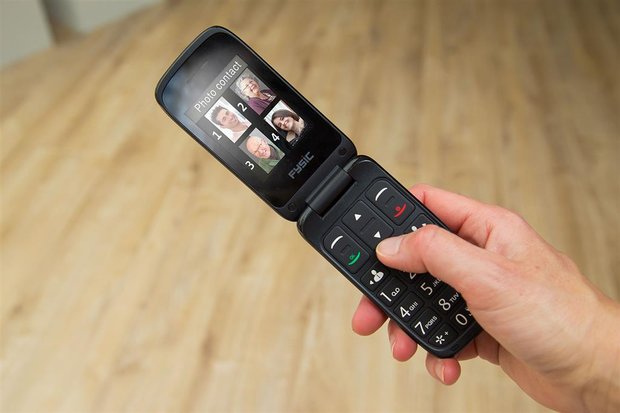 Einfaches Klapptelefon für Senioren